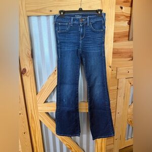 Arait Women’s Perfect Rise, Flare Jeans. Size 25S
Inseam 29”. Nice Jeans